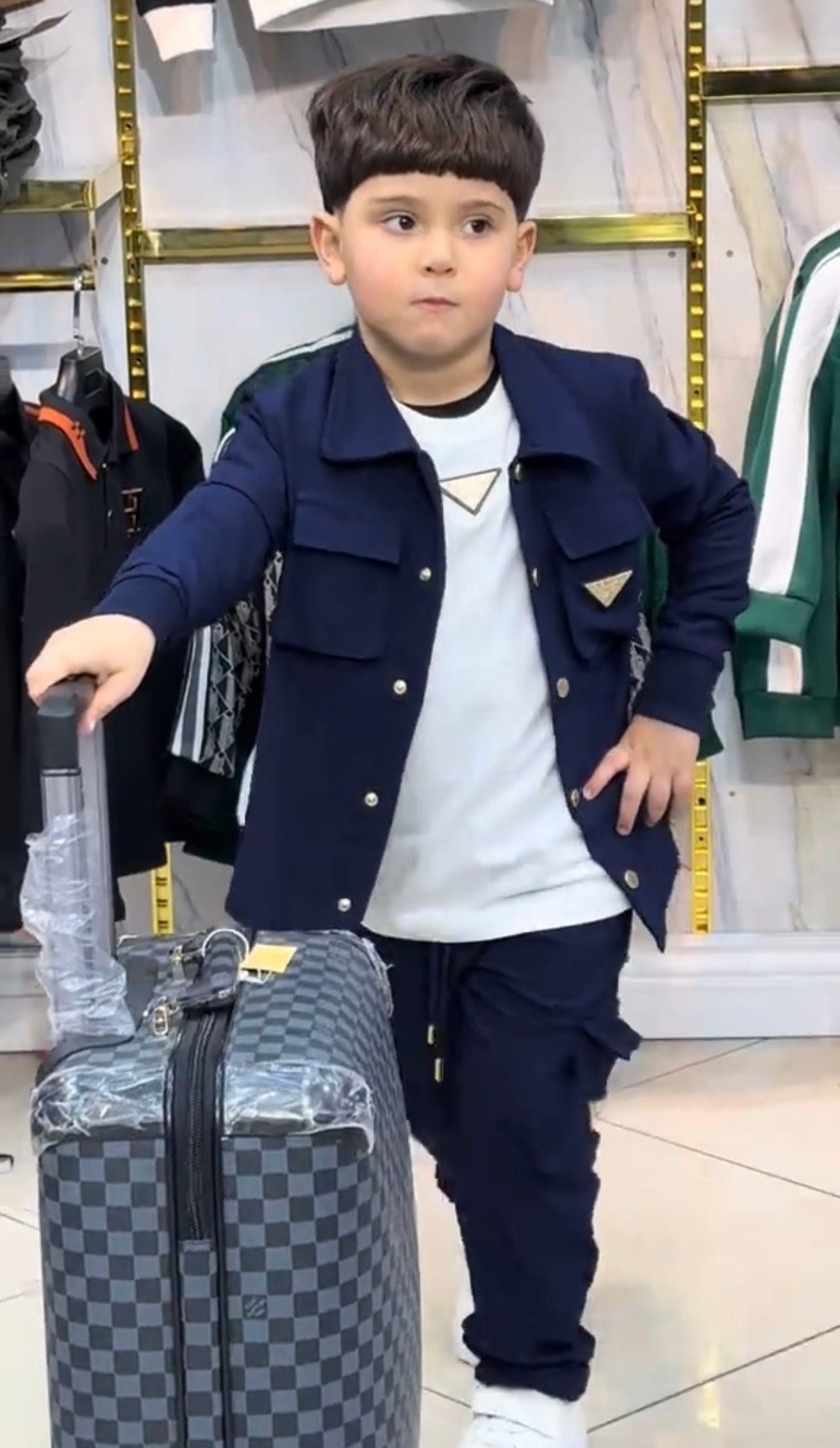 enfant prada.     بدون قميص   سروال + شميز فقط ب270الف