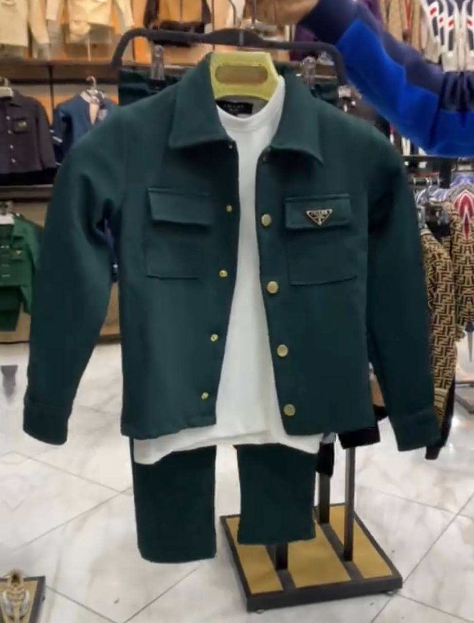 enfant prada.     بدون قميص   سروال + شميز فقط ب270الف